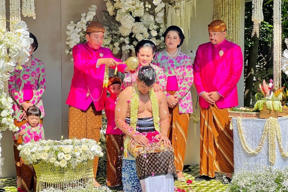  Presiden Joko Widodo didampingi Ibu Iriana saat memberikan siraman pertama kepada putra bungsu mereka Kaesang Pangarep di kediaman keluarga di Sumber, Kota Surakarta, Jumat (9/12/2022). 