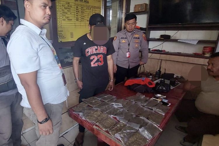 Petugas keamanan gabungan di Bandara Sentani Jayapura menunjukkan 36 bungkus narkoba jenis ganja bersama salah seorang pelaku berinisial RB yang ditangkap lantaran diduga membawa ganja, ketika diamankan di Bandara Sentani Jayapura, Papua, Rabu (6/12/2023).
