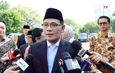 Semiz qiz kir yuvish mashinasining fotosuratida otiradi Ogilning onasi bilan birinchi jinsiy aloqasi