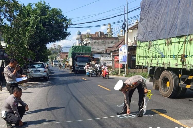 TKP kejadian lakalantas melibatkan WN. Rumania di jalan Gerung, Lombok Barat, Sabtu (2/9/2023)