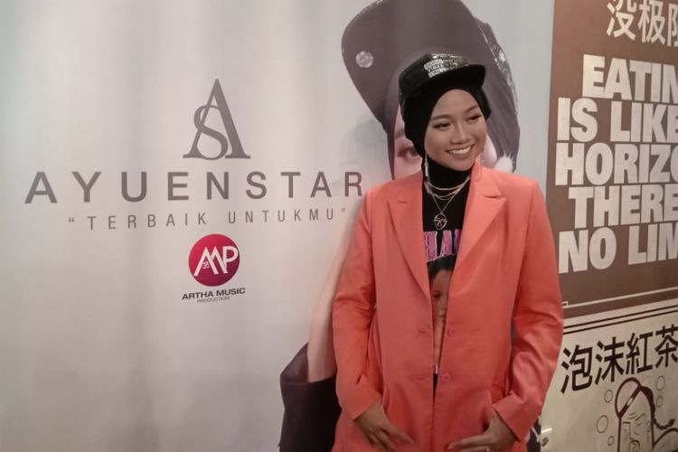 Jebolan ajang Indonesian Idol 2018, Ayu Putrisundari, merilis singel perdana berjudul Terbaik Untukmu di Gandaria City, Jakarta Selatan, Kamis (9/11/2018). Ia juga mengganti nama menjadi Ayuenstar untuk nama panggungnya di industri musik.