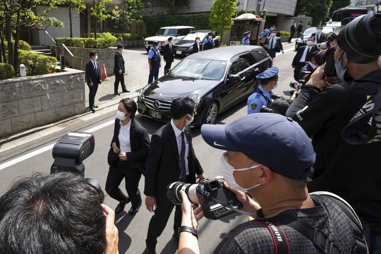 Sebuah mobil yang diyakini membawa jenazah mantan Perdana Menteri Shinzo Abe, tiba di rumahnya pada Sabtu, 9 Juli 2022, di Tokyo.