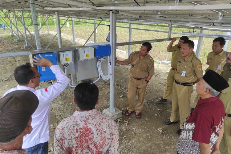 Gubernur Jawa Tengah Ganjar Pranowo membantu para petani di Desa Krandegan Kecamatan Bayan Kabupaten Purworejo. Ganjar membantu para petani dengan mengalokasikan dana sekitar 450 juta untuk membangun sistem pengairan berbasis tenaga surya.