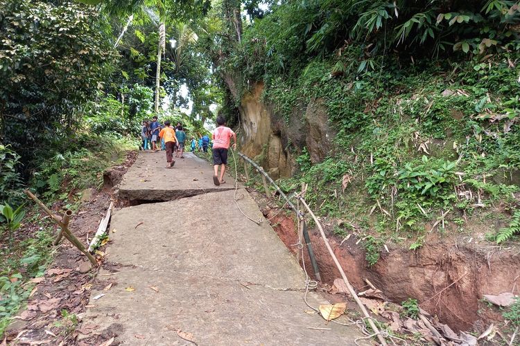 Fenomena tanah bergerak di Kampung Cihuni, Desa Curugpanjang, Kecamatan Cikulur, Kabupaten Lebak terus terjadi. Akibatnya puluhan rumah rusak dan sebagian di antaranya roboh.