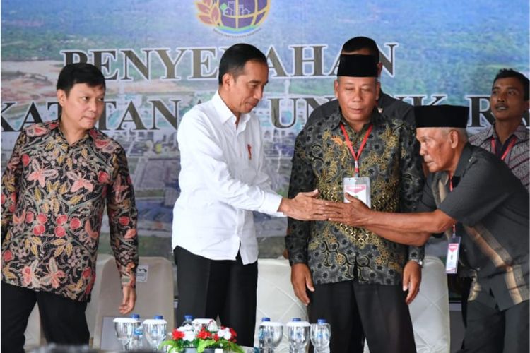 Presiden Republik Indonesia Joko Widodo (Jokowi) didampingi Wakil Menteri ATR/Wakil Kepala BPN Surya Tjandra menyerahkan 102 sertipikat tanah untuk masyarakat Natuna di Kantor Bupati Natuna, Rabu (8/1/2020).