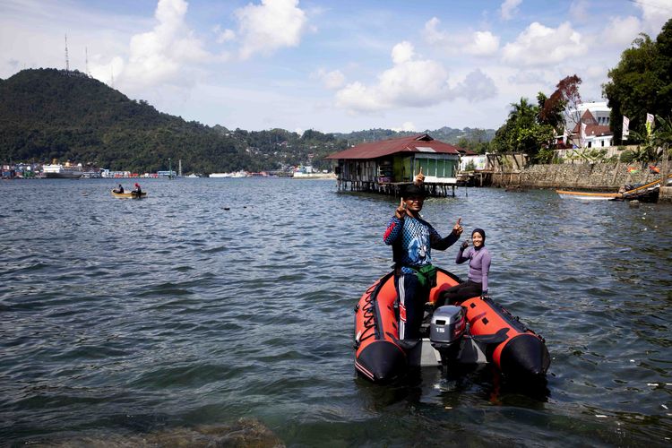 Pelatih selam laut PON Jatim Ganggam Siregar dan atletnya menuju tengah laut untuk melakukan latihan jelang PON XX Papua 2021 di Teluk Yos Sudarso Kota Jayapura, Kamis (23/9/2021) siang.