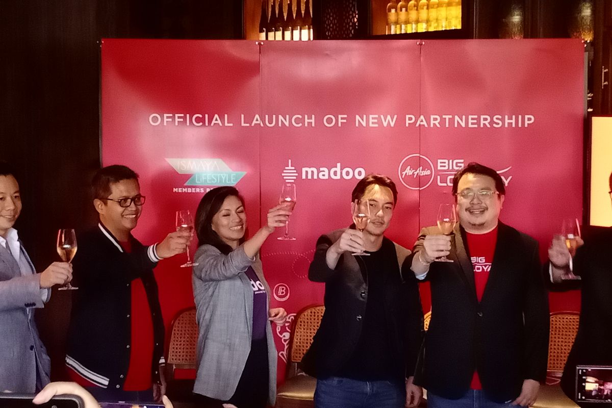 Arifin Eko Prasetyo (Country Head Air Asia Big) dan  Frans Widjaja (Direktur Marketing dan Inofasi ISMAYA Lifestyle) meresmikan kerja sama di Jakarta, Kamis (5/12/2019).