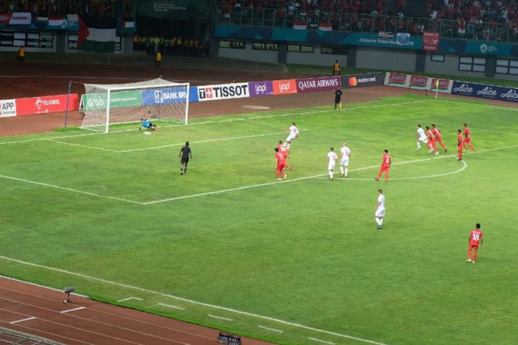 Andritany mencoba menahan tendangan penalti lawan pada laga Timnas U-23 Indonesia vs Palestina dalam laga Grup A Asian Games 2018 di Stadion Patrtiot, 15 Agustus 2018. 