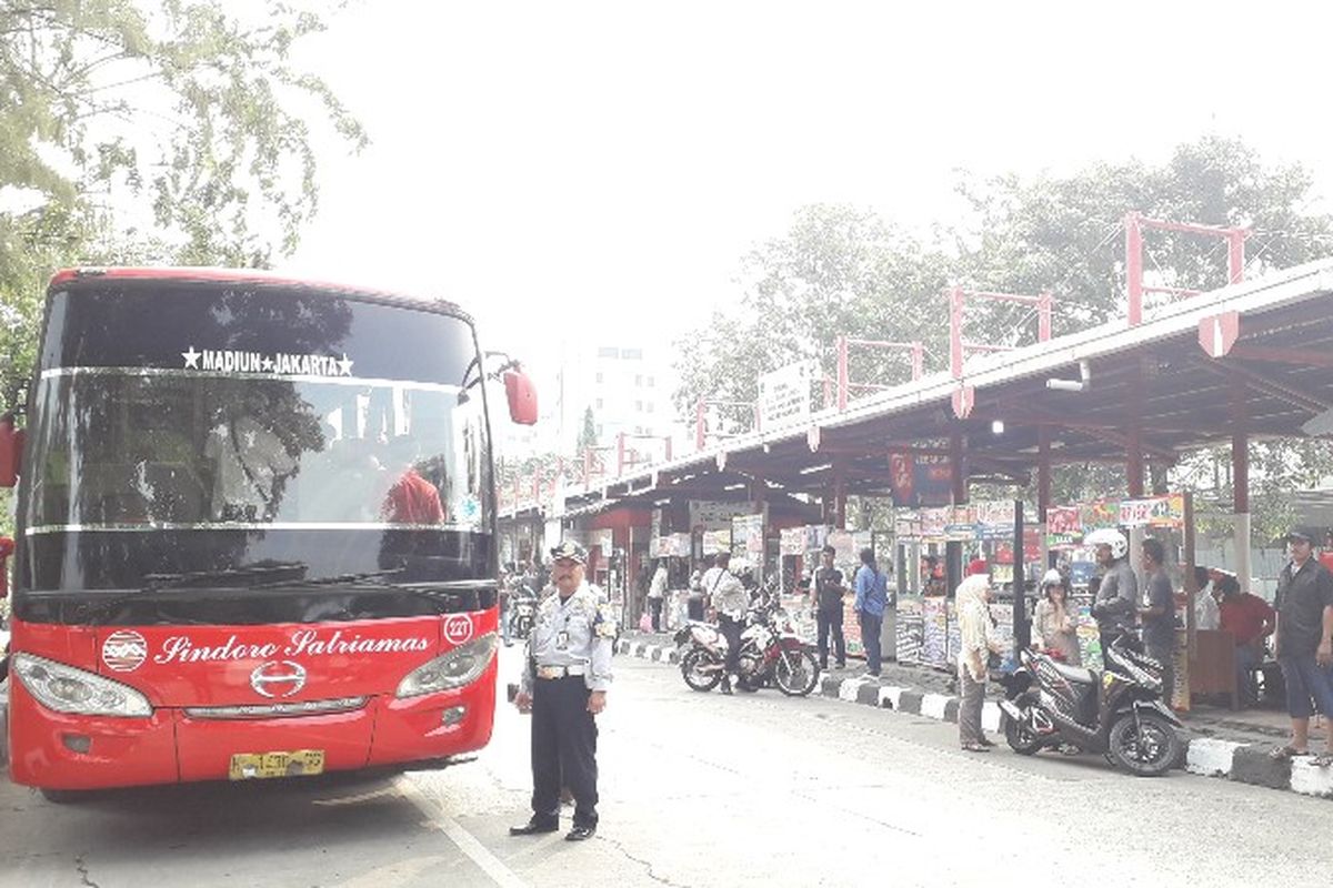 Terminal Grogol melayani pemudik pada libur lebaran 2018 untuk tujuan Jawa Barat, Jawa Timur dan Jawa Tengah seperti yang terlihat pada Kamis (7/6/2018).