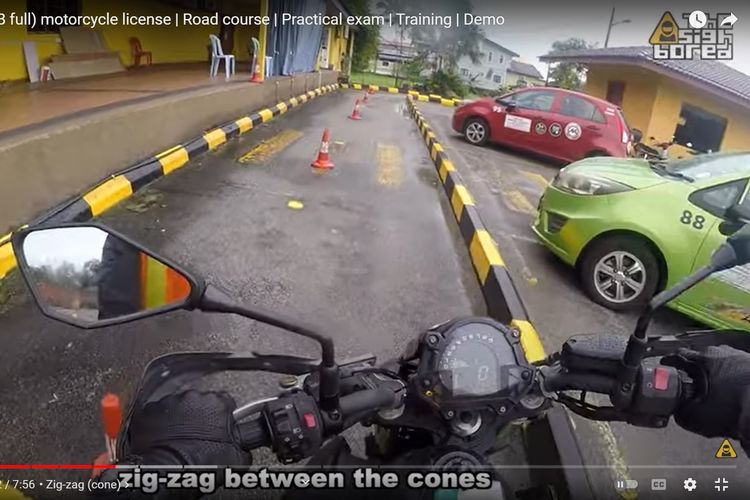 Ilustrasi ujian praktik SIM sepeda motor di Malaysia