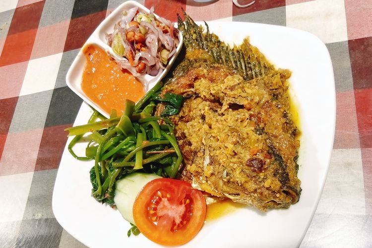 Kuliner khas Kintamani, Mujair Nyat-Nyat, makanan yang memanfaatkan ikan segar hasil budidaya masyarakat di sekitar Danau Batur yang proses memasaknya setengah matang terlebih dahulu, kemudian direbus bersama bumbu genep khas Bali.