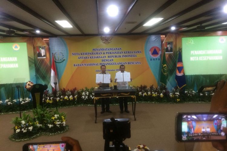 Kejaksaan Agung M. Prasetyo dan Badan Nasional Penanggulangan Bencana (BNPB) Willem Rampangilei menandatangani nota kesepahaman tentang kerjasama koordinasi dalam rangka optimalisasi pelaksanaan tugas dan fungsi di Ruang Sasna Pradana, Kejagung RI, Jakarta Selatan, Rabu (10/10/2018).