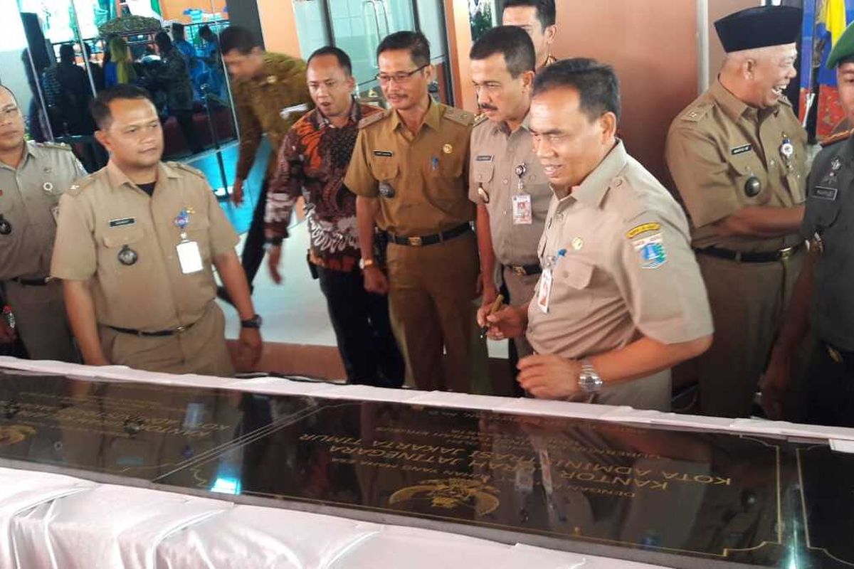 Sekda Provinsi DKI Jakarta Saefullah bersama jajarannya saat peresmia 4 kantor kelurahan di Jakarta Timur di Halaman Kantor Kelurahan Pulogebang, Jakarta Timur, Senin (10/2/2020).