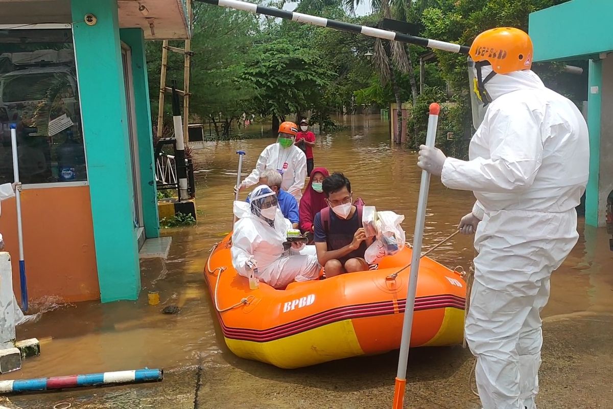 Pasien Covid-19 terdampak banjir di Perumahan Bumi Nasio Indah, Jati Asih, Bekasi dievakuasi petugas, Minggu (21/2/2021).