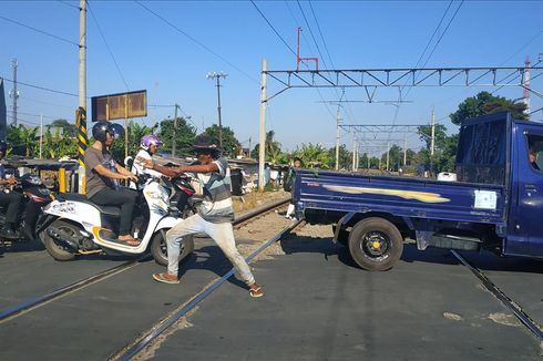 Mengapa Kopral Jaga Pelintasan Kereta Sambil Bergaya Silat?