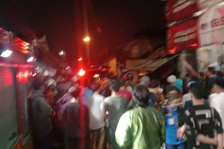 Sejumlah petigas gabungan tengah mengevakuasi satu keluarga yang tertimpa rumah di Kampung Nataedah, Desa Sayati, Kecamatan Margahayu, Kabupaten Bandung, Jawa Barat, pada Rabu (29/11/2023)