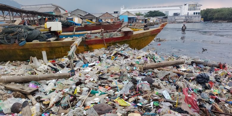 Kondisi Pantai Sukaraja, Bandar Lampung yang penuh sampah, Minggu (9/7/2023).
