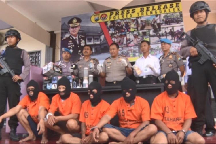 Lima pelaku kejahatan dengan cara menghipnotis (gendam) para korbannya, ditangkap jajaran Polisi Resor Trenggalek (09/10/2017)