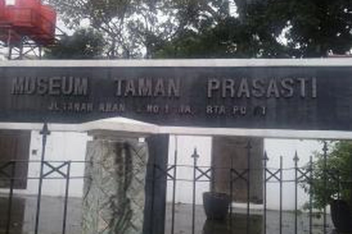 Museum Taman Prasasti terletak di Jalan Tanah Abang no I, Jakarta Pusat. Di museum ini tersimpan koleksi batu nisan warga Belanda yang pernah tinggal di Batavia.