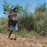 Cerita Teresia, Gedong Sang Adik Sejauh 3 Km Lewati Jalan Bebatuan demi Berobat