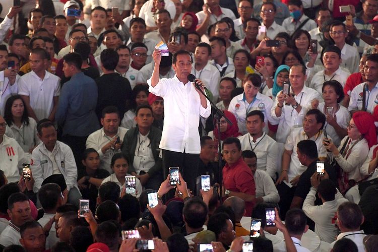 Calon Presiden nomor urut 01 Joko Widodo berpidato saat kampanye di GOR Dispora Sumut, Deli Serdang, Sumatera Utara, Jumat (5/4/2019). Dalam kampanyenya Jokowi mengajak pendukungnya untuk memerangi hoaks serta memenangkan pasangan Jokowi-Maruf Amin pada Pilpres 2019. ANTARA FOTO/Akbar Nugroho Gumay/pras.