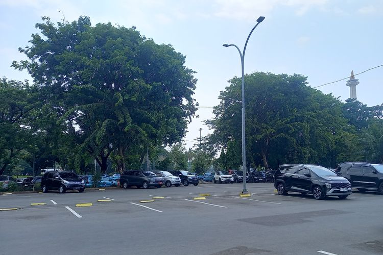suasana area parkir mobil di Stasiun Gambir, Rabu (9/10/2024)
