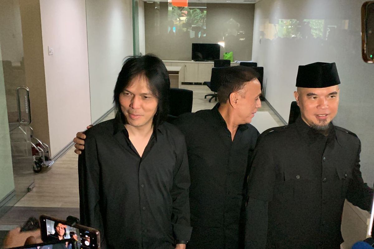 Musisi Ahmad Dhani akhirnya bertemu dengan Once di Gedung Kementerian Hukum dan Hak Asasi Manusia (Kemenkumham) di kawasan Rasuna Said, Jakarta Selatan, Selasa (18/4/2023). 