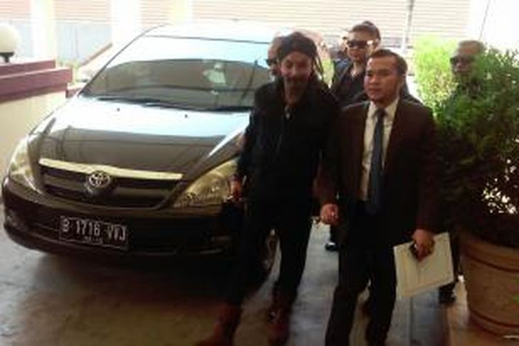 Limbad yang didampingi kuasa hukumnya tiba di Mapolres Metro Jakarta Utara, Senin (5/10/2015).