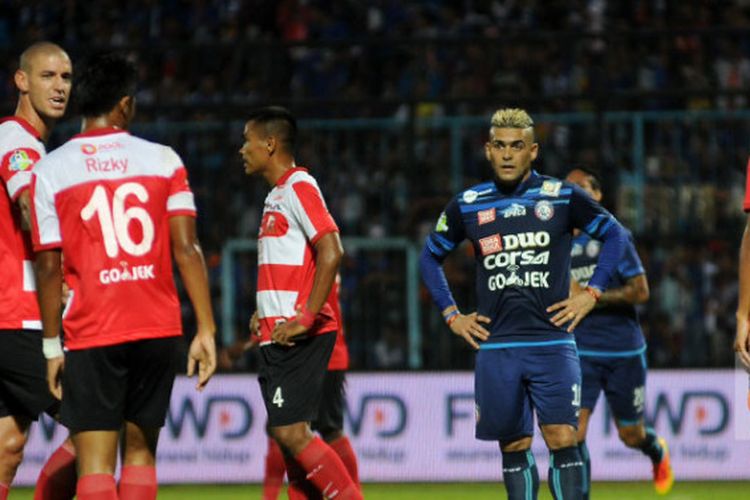 Cristian Gonzales tampak frustrasi setelah Arema FC kalah 0-2 dari Madura United pada pekan ke-23 Liga 1, Minggu (10/9/2017).
