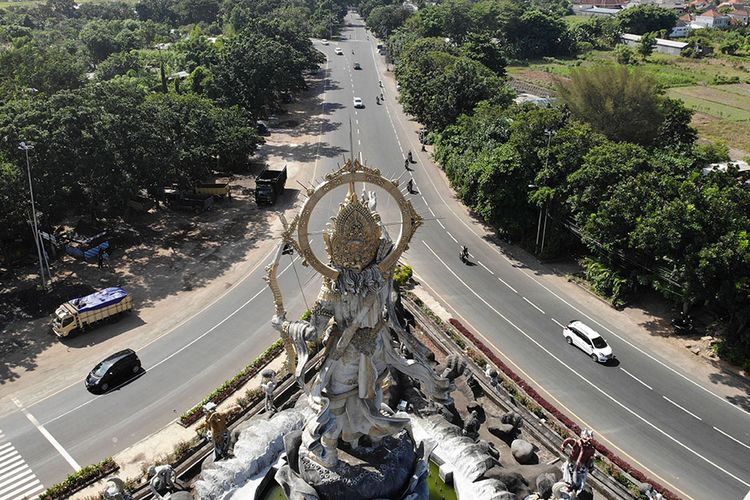 Sejumlah pengendara melintas di jalan Ida Bagus Mantra saat hari pertama penerapan Pembatasan Kegiatan Masyarakat (PKM) di kawasan taman Titi Banda, Denpasar, Bali, Jumat (15/5/2020). Kota Denpasar menerapkan PKM selama satu bulan dengan mendirikan 10 pos pantau terutama di perbatasan kota untuk mengawasi aktivitas warga tanpa tujuan jelas dan melanggar protokol kesehatan termasuk melanggar larangan mudik dalam upaya menghentikan penyebaran wabah COVID-19.