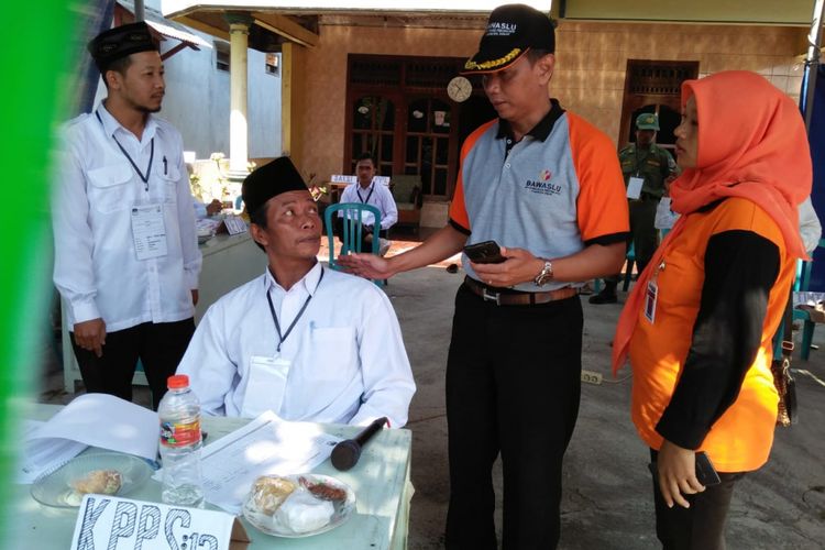 Ketua Panwas Demak Khoirul Saleh (nomor 2 dari kanan)  saat memantau pemungutan suara di TPS 12, Kelurahan Mangunjiwan, Demak, Jawa Tengah, Rabu (27/6/2018).