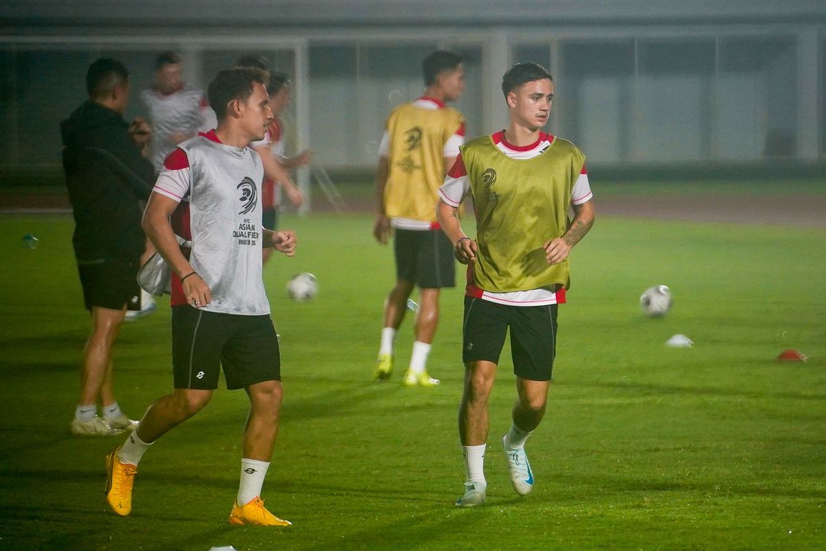 Bek Timnas Indonesia, Eliano Reijnders (kanan), saat berlatih di sesi latihan Timnas Indonesia di Stadion Madya, Senayan, pada Minggu (17/11/2024).