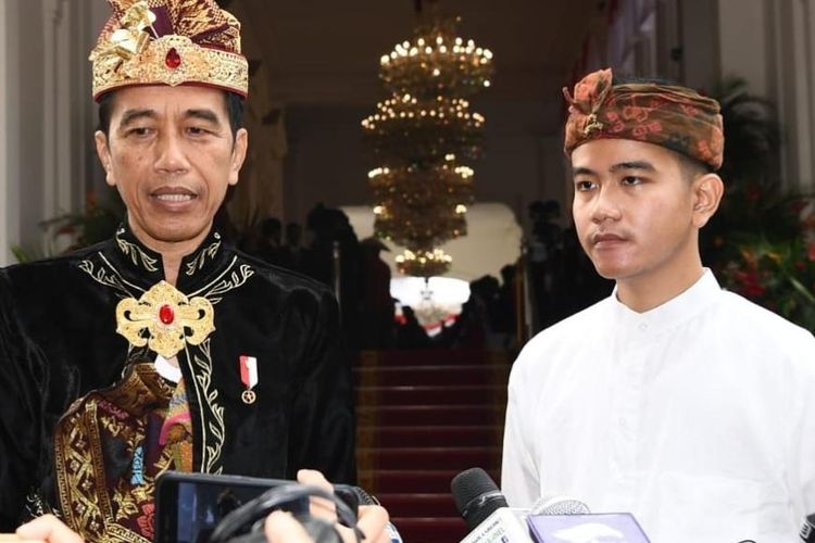 Presiden Joko Widodo (kiri) bersama putra sulungnya Gibran Rakabuming Raka pada perayaan HUT ke-74 RI, 17 Agustus 2019.