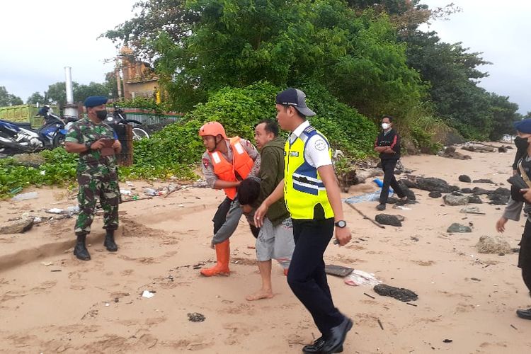Petugas berhasil mengevakuasi ibu dan anak yang terseret arus laut di Pantai Bandara Lama Balikpapan