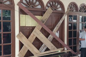 Kesal Data 700 Orang Tapi Terima Bantuan 70 Orang, Penyintas Banjir Lhokseumawe Segel Kantor Desa