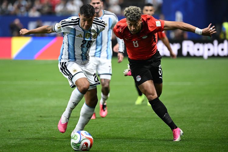 Nahuel Molina berebut bola dengan Emam Ashour dalam pertandingan babak 16 besar antara Argentina dan Mesir pada Piala Dunia 2026 di Stadion Atlanta, Atlanta, Amerika Serikat, 7 Juli 2026. 