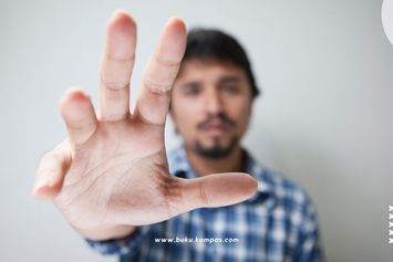 Apa Artinya Jika Kita Terus Memikirkan Seseorang Menurut Islam?