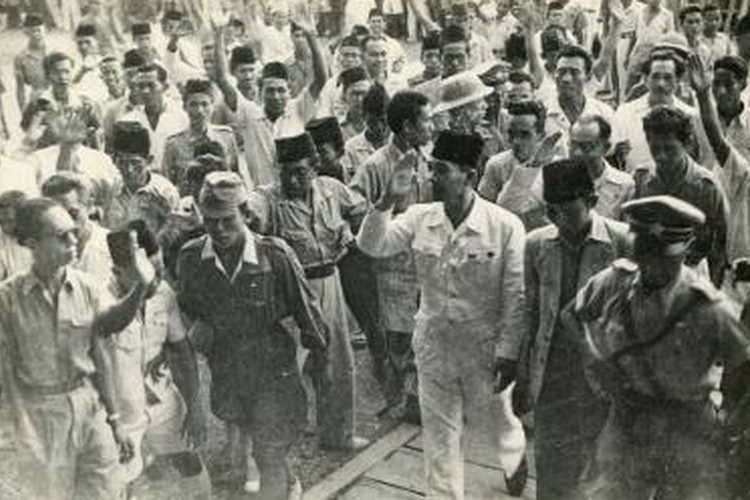 Bung Karno saat menghadiri rapat raksasa menyambut Proklamasi Kemerdekaan R.I di Lapangan Ikada Jakarta (Lapangan Monas), 19 September 1945