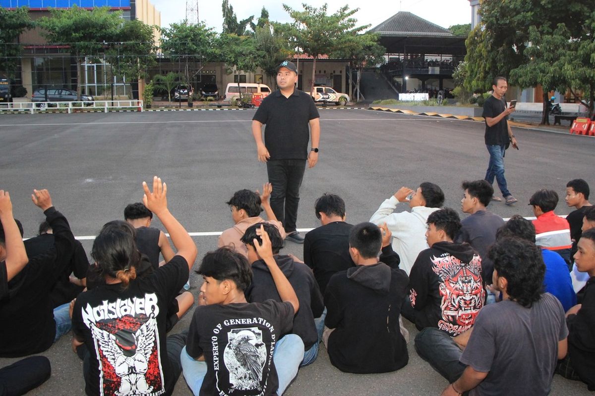 Puluhan pendekar pencak silat diamankan di Mapolres Tuban saat menggelar aksi konvoi di jalanan yang mengganggu pengguna jalan dan meresahkan masyarakat di Kabupaten Tuban, Jawa Timur, Minggu (21/9/2025)