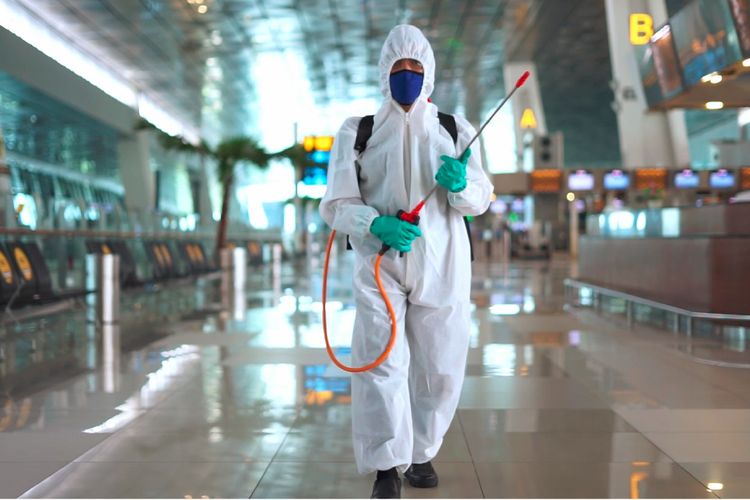 Petugas di bandara Soekarno-Hatta tengah bersiap melakukan penyemprotan disinfektan di sejumlah titik di Bandara. Bandara Soekarno-Hatta meraih predikat sebagai salah satu bandara di dunia yang paling aman dari Covid-19 berdasarkan Safe Travel Barometer.
