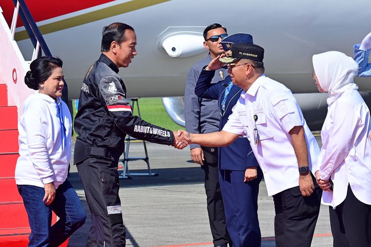 Presiden Joko Widodo (Jokowi) berjaket menyerupai pebalap setiba di Bandara Internasional Sultan Aji Muhammad Sulaiman Sepinggan, Kota Balikpapan, Provinsi Kalimantan Timur, pada Minggu (28/7/2024) pukul 14.45 WITA.