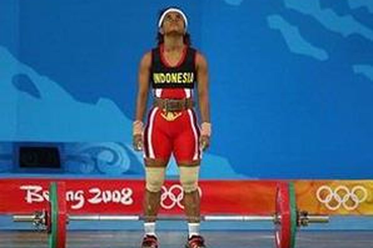 Lifter Indonesia, Lisa Rumbewas bersiap melakukan angkatan pada cabang angkat besi nomor 53 kg putri di Olimpiade Beijing, Minggu (10/8). Lisa gagal meraih medali setelah menempati urutan keempat.