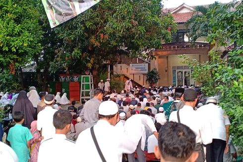 Sebagian Warga Depok Laksanakan Sholat Idul Fitri Hari Ini