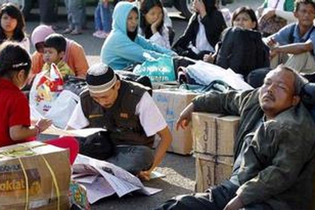 Menunggu Mudik Bareng  Para pemudik menunggu keberangkatan bus mereka saat mengikuti Mudik Bareng di halaman Stadion Gelora Bung Karno, Jakarta Pusat, Sabtu (4/9/2010).Tren mudik bareng semakin meningkat seiring peringatan pemerintah untuk mengurangi penggunaan kendaraan bermotor roda dua.