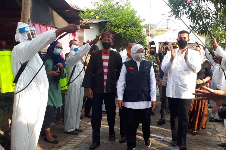 Gubernur Jatim disambut upacara pedang pora semprotan disinfektan di Kampung Benteng.