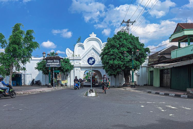 Plengkung Tarunasura atau Plengkung wijilan adalah salah satu gerbang masuk ke dalam kawasan Jeron Beteng.