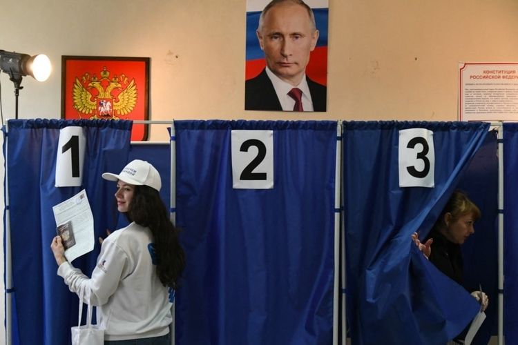 Masyarakat memberikan suara dalam Pilpres Rusia 2024 di tempat pemungutan suara di Donetsk, Ukraina yang dikuasai Rusia, di tengah konflik Rusia-Ukraina pada Sabtu (16/3/2024).