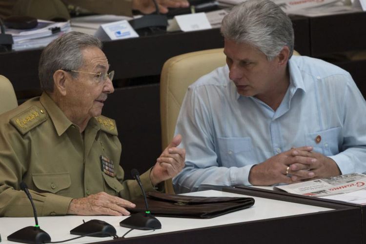 Presiden Kuba Raul Castro berbicara dengan Wakil Presiden Kuba Miguel Diaz Canel saat pembukaan sidang Majelis Nasional di Havana, Kuba, Jumat, 8 Juli 2016.