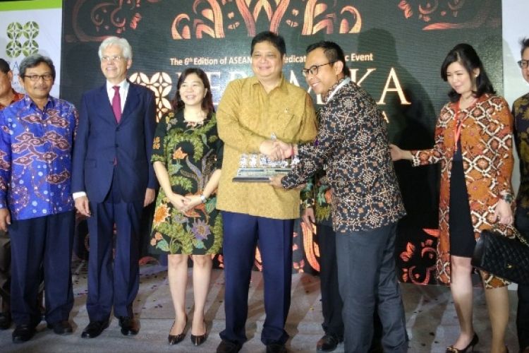Menteri Perindustrian Airlangga Hartarto membuka Pameran Keramika 2017, di Jakarta Convention Center, Senayan, Jakarta, Kamis (16/3/2017).