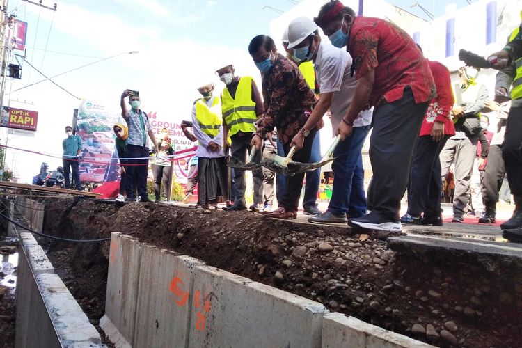 Plt Bupati Nganjuk Marhaen Djumadi (memakai ikat kepala) bersama stakeholder terkait meletakkan adonan material sebagai tanda dimulainya pembangunan kawasan Pedestrian A Yani Nganjuk, Jumat (17/9/2021).